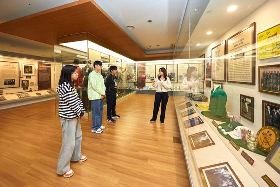 김아현(맨 오른쪽) 큐레이터는 소중 학생기자단에게 골프가 19세기 말~20세기 초 미국으로 건너가면서 전환점을 맞았다며 미국 골프 역사를 설명했다.