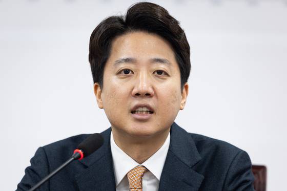 이준석 개혁신당 대표가 29일 서울 여의도 국회에서 열린 최고위원회의에서 모두 발언을 하고 있다. 뉴스1