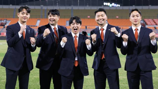 ▲ 강원FC 홈경기사업팀(사진 왼쪽부터) 차현우 사원과 윤상진 팀장, 정호용 대리, 윤경필 사원, 장동우 사원이 지난달 30일 강릉하이원아레나에서 열린 포항스틸러스와 하나은행 K리그1 2025 최종전 직후 기념 촬영하고 있다.  강원FC 제공