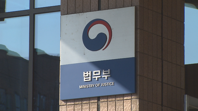 계절근로자 사업을 담당하는 법무부의 인력은 5명에 불과한 상황이다.