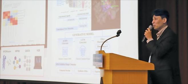 권태호 한국생명공학연구원 선임기술원이 양자(퀀텀) AI 바이오에 대해 강연하고 있다. /한국생명공학연구원 제공