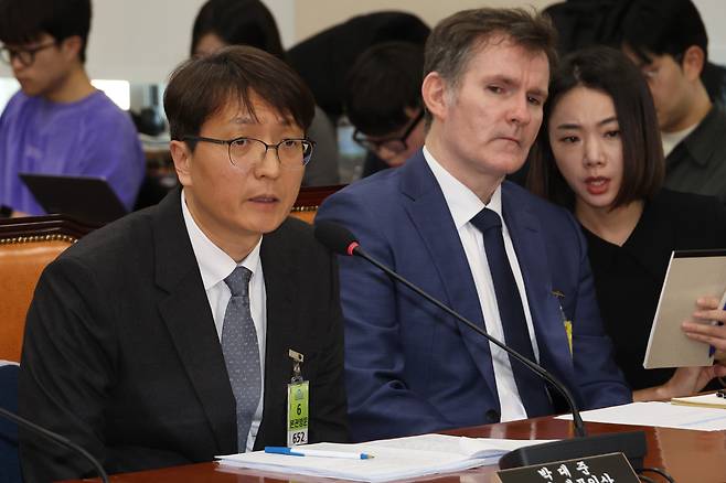 지난 3일 국회 정무위원회에서 열린 쿠팡 개인정보 유출 사태 관련 현안질의에서 박대준 쿠팡 대표이사가 위원 질의에 답하고 있다. 오른쪽은 브랫 매티스 쿠팡 최고 정보 보호 책임자(CISO). 연합뉴스