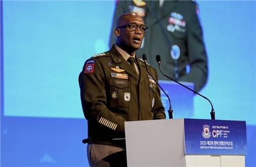 제이비어 브런슨 연합사령관이 29일 서울 용산구 전쟁기념관에서 열린 ‘제2회 한미 연합정책포럼’에서 기조연설 하고 있다. 한미연합사 제공