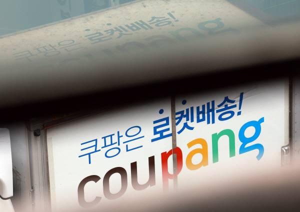 지난 28일 서울 시내 한 주차장에 주차된 쿠팡 배송 차량. 연합뉴스