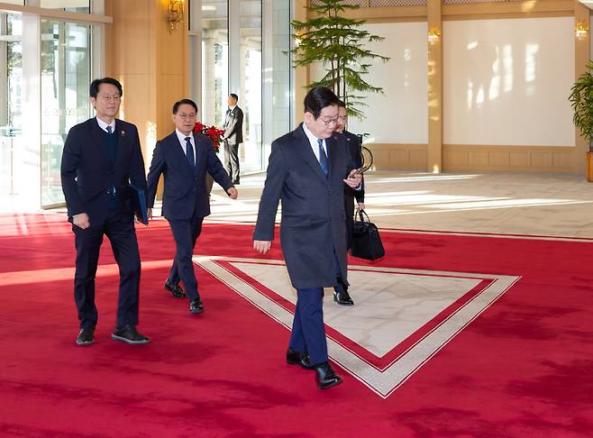 President Lee Jae Myung walks into the presidential office in Yongsan, central Seoul, for the last time on Dec. 26, as the presidential office will move back to the Blue House starting Dec. 29. [NEWS1]