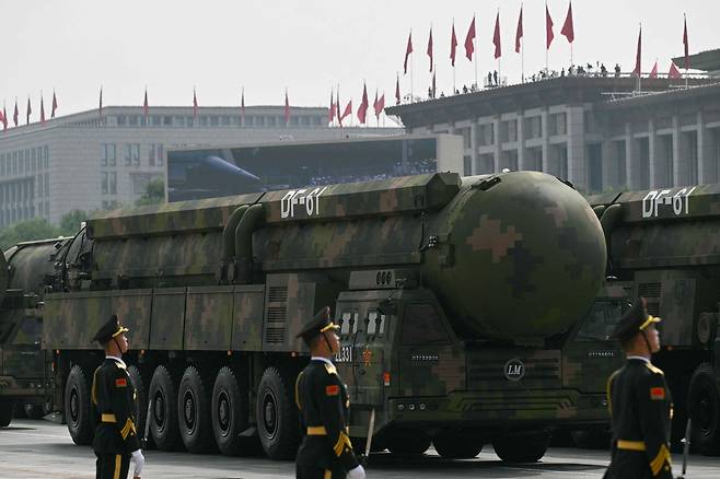 The DF-61 intercontinental ballistic missile is seen during a military parade marking the 80th anniversary of victory over Japan and the end of World War II in Beijing's Tiananmen Square on Sept. 3. [AFP/YONHAP]
