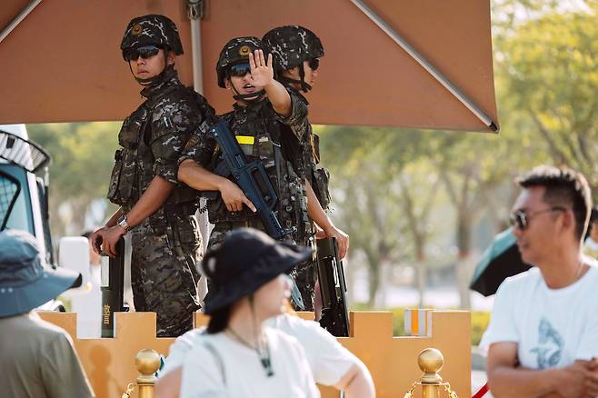 A member of China's People's Liberation Army gestures while standing guard at the gate of the Old City of Kashgar, Xinjiang Uyghur Autonomous Region, China, on Aug. 9. [EPA/YONHAP]