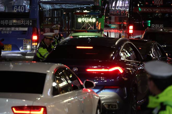 Police officers conduct a drunk driving crackdown at a street in Gangnam District, southern Seoul, on Nov. 7. [YONHAP]