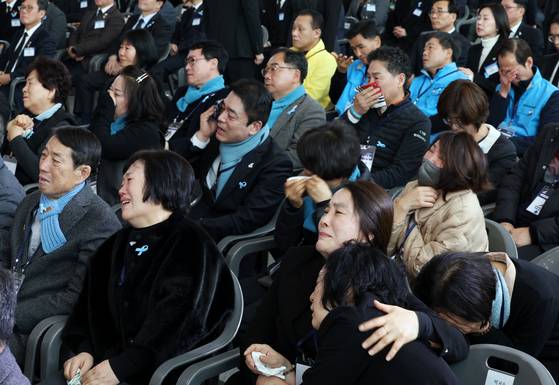 Bereaved families shed tears during a memorial ceremony on Dec. 29 at Muan International Airport in South Jeolla, marking one year since the Jeju Air crash. [YONHAP]