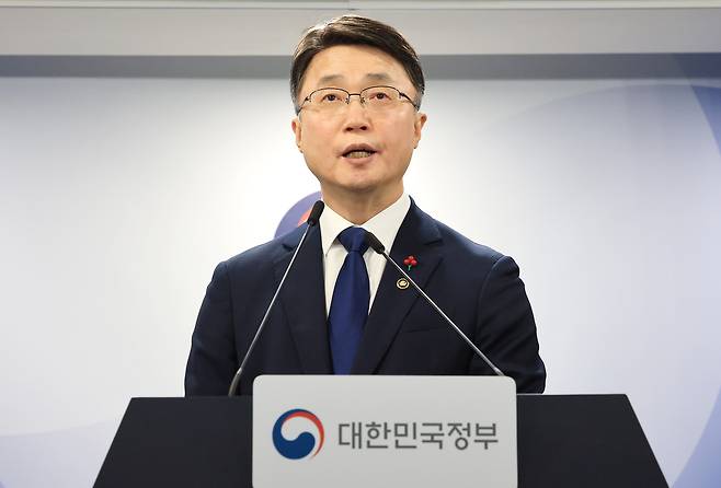 Ryu Je-myung, second vice minister of science and ICT, speaks during a press briefing at the Government Complex Seoul in central Seoul on Dec. 29. [NEWS1]