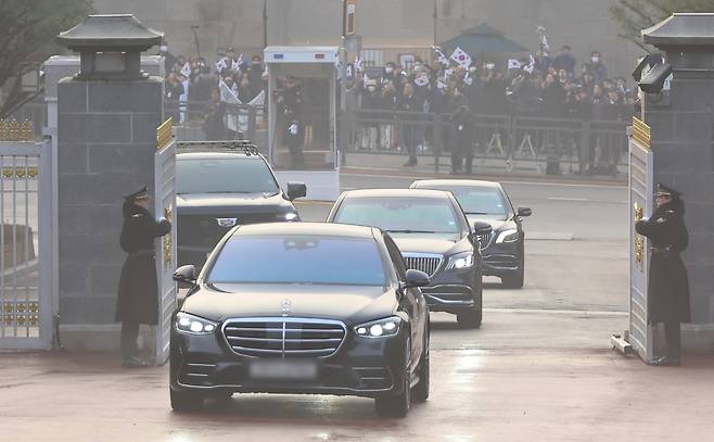 President Lee Jae Myung's motorcade enters the Blue House compound on Dec. 29 after the presidential office is relocated from the Yongsan complex. [JOINT PRESS CORPS]
