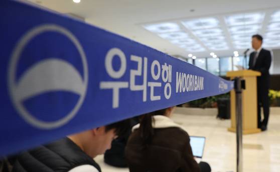 Lee Kang-haeng, head of Woori Financial Group's executive candidate recommendation committee, speaks during a press briefing at the company's headquarters in Jung District, central Seoul, on Dec. 29. [YONHAP]