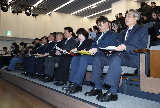 민중기 특별검사(오른쪽 첫번째)가 29일 서울 종로구 KT광화문빌딩 웨스트빌딩 브리핑실에서 열린 최종 브리핑에 참석해 있다. 연합뉴스