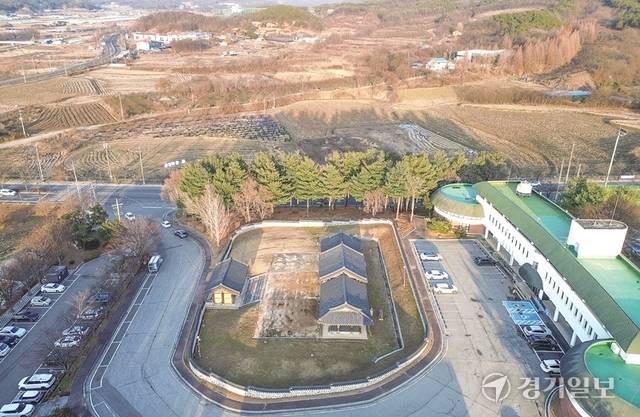 안성시 보개면 양복리 산20번지 일원 ‘양복지구 도시개발사업’이 국가보물 ‘안성 객사’로 인한 문화재 규제에 막혀 장기간 제자리걸음을 하고 있다. 사진은 안성 객사와 주변 모습. 조주현기자