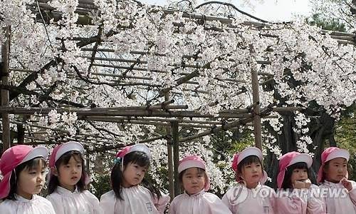 일본 어린이들. EPA 연합뉴스