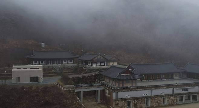 LG전자가 산불로 피해를 입은 경북 의성군 천년고찰 '고운사' 스님들을 위해 주거공간으로 쓸 수 있도록 LG스마트코티지를 기증했다. 사진은 고운사에 설치된 LG스마트코티지. /사진제공=LG전자