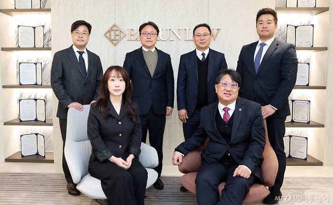뒷줄 왼쪽부터 시계방향으로 법무법인 바른 중대재해대응센터 정상태, 박성호, 강태훈, 박현중, 이상진, 김지희 변호사 /사진=김창현 기자