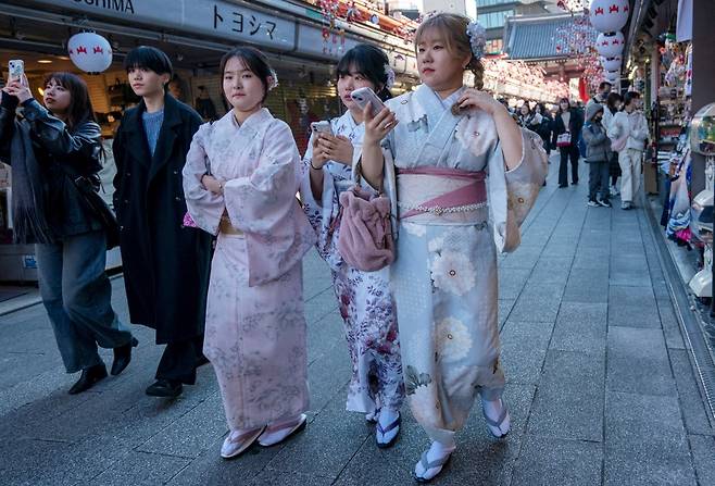 1월14일 일본 도쿄 아사쿠사 센소지를 향하는 길에서 기모노를 입은 관광객들이 걷고 있다./AFPBBNews=뉴스1