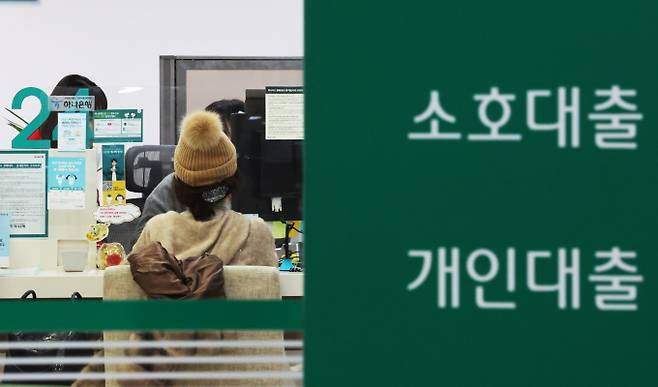 서울의 한 은행 대출창구를 찾은 시민이 대출 상담을 받고 있다./사진=뉴스1