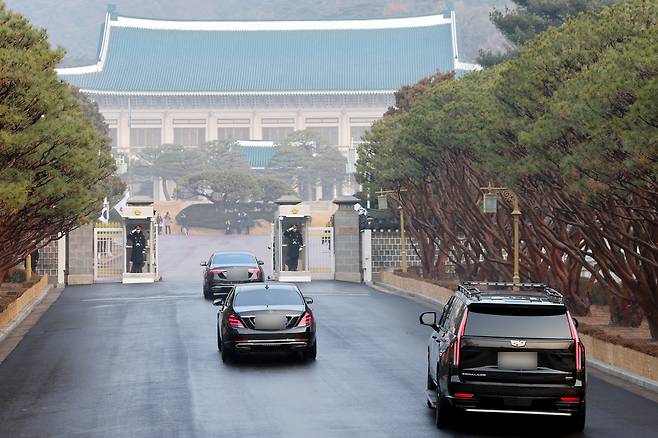 이재명 대통령의 출근 차량 행렬이 29일 청와대 본관으로 들어서고 있다. 대통령의 청와대 복귀는 2022년 5월 이후 3년 7개월 만이다. [연합]