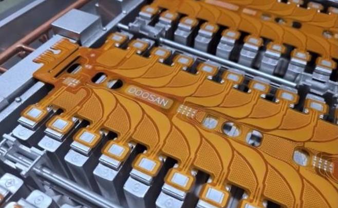 전기차 배터리용 소재 PFC(Patterned Flat Cable).  [두산 전자BG 제공]