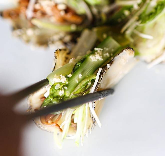 온지음의 ‘전복쌈’. 인스타그램