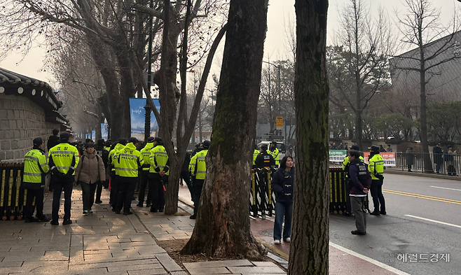 이재명 대통령 취임 후 처음으로 청와대로 출근한 29일 청와대 앞에서 각계 시민사회단체의 집회가 잇달아 열리며 경찰들이 출동한 모습. 정주원 기자