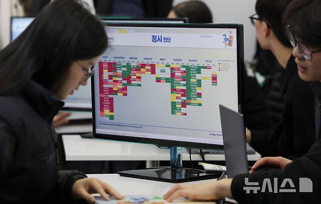 [서울=뉴시스] 홍효식 기자 = 지난 18일 서울 강남구 코엑스에서 열린 2026학년도 정시 대학입학정보박람회를 찾은 한 입시생이 상담을 받고 있다. 2025.12.18. yesphoto@newsis.com