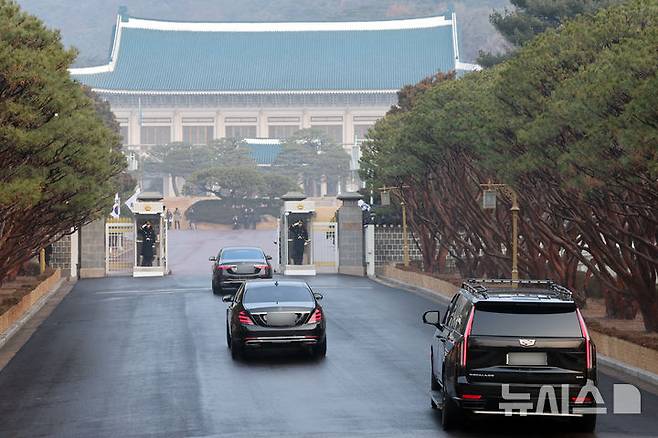 [서울=뉴시스] 최동준 기자 = 이재명 대통령이 청와대에서 집무를 시작하는 29일 이 대통령이 탄 차량이 청와대 본관으로 향하고 있다.대통령의 청와대 복귀는 2022년 5월 이후 3년 7개월 만이다. (청와대통신사진기자단) 2025.12.29. photocdj@newsis.com