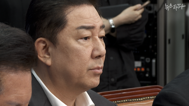 뉴스타파가 입수한 더불어민주당 김병기 원내대표와 당시 국회 보좌 직원 간 전화 통화 녹음 파일에 따르면, 2022년 8월~9월 김 원내대표는 배우자의 업무추진비 유용 사건을 은폐하기 위한 여러 지시를 보좌 직원에게 내렸다.