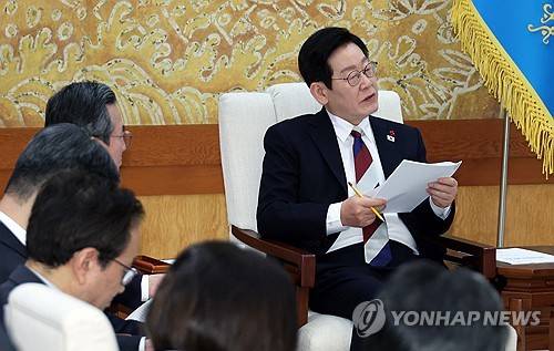 이재명 대통령, 청와대 첫 출근 (서울=연합뉴스) 한상균 기자 = 이재명 대통령이 청와대로 첫 출근한 29일 참모진과 차담을 하고 있다. 2025.12.29 xyz@yna.co.kr