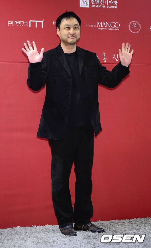 [OSEN=곽영래 기자] 20일 오전 서울 삼성동 컨벤션 디아망에서 열리는 개그맨 김준현 결혼식장을 찾은 김수용이 포토타임을 갖고 있다.김준현의 예비신부는 단아하고 지적인 이미지에 착한 심성을 지닌 4세 연하의 일반인으로 두 사람은 학교 선후배로 만나 6년 동안 변함없는 사랑을 키워왔다.예비 신부는 김준현의 신인 시절부터 현재까지 그의 개그의 든든한 '조력자'로 함께 해와 주변의 귀감이 돼 왔고, 김준현은 이런 여자친구의 따뜻한 마음 씀씀이에 그동안 공식석상에서 예비신부의 애칭인 '보노보노'를 부르며 항상 애정을 표현해왔다.김준현의 결혼식은 주례 없이 KBS 공채 개그맨 22기 동기 이광섭의 사회로 진행되며, 옛 것을 바탕으로 새로운 것을 창안해 낸다는 '법고창신'이 콘셉트다. 우리의 전통 속에 담긴 아름다운 의미를 그대로 살리면서 참여한 하객들과 양쪽 집안이 모두 하나가 되는 예식으로 꾸며진다. / youngrae@osen.co.kr