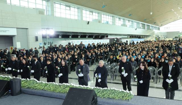 ▲29일 전라남도 무안군 무안국제공항 여객터미널에서 열린 12·29 여객기 참사 1주기 추모식에서 김유진 유가족 협의회 대표 등이 헌화하고 있다. ⓒ연합뉴스