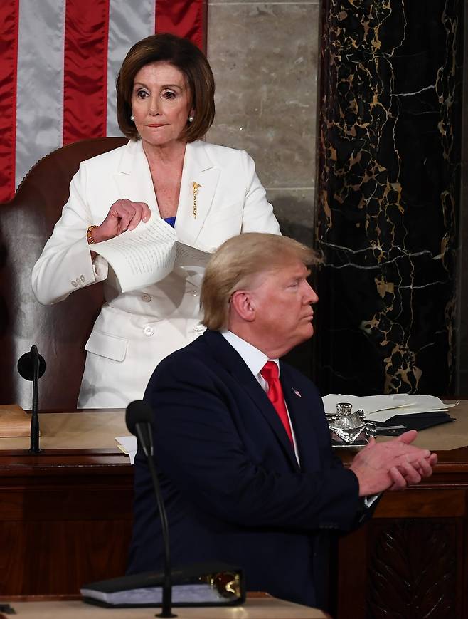 2020년 2월 낸시 펠로시 당시 미국 하원의장이 도널드 트럼프 대통령의 국정 연설 종료 직후 성난 표정으로 원고를 찢고 있다. 앞서 펠로시가 연설을 마친 트럼프에게 악수를 청했으나 트럼프는 이를 차갑게 거절했다. 세계일보 자료사진