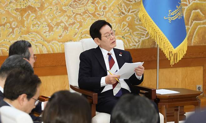 이재명 대통령이 29일 대통령실 이전 작업이 마무리된 청와대로 출근한 뒤 참모진과 차담을 하고 있다. 연합