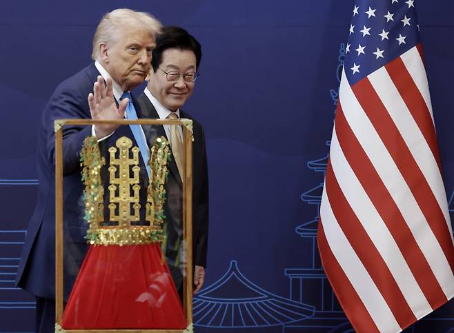 2025년 10월29일 이재명 대통령이 APEC 정상회담을 위해 경주를 찾은 트럼프 미국 대통령과 함께 국빈 방문 선물인 ‘천마총 금관’ 모형 앞을 지나고 있다. ⓒ대통령실통신사진기자단