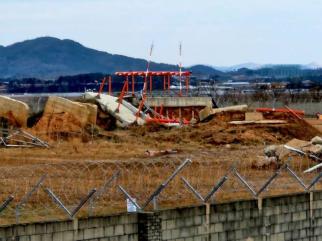 12월 28일 오후 무안국제공항 철조망 너머로 사고를 키웠던 둔덕, 로컬라이저지, 콘크리트 잔해가 참혹한 모습 그대로 남아있다. ⓒ시사저널 정성환
