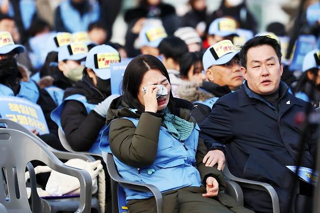 12·29 제주항공 여객기 참사 1주기를 이틀 앞둔 27일 오후 광주 동구 5·18 민주광장에서 열린 1주기 광주·전남 추모대회에서 김유진 유가족협의회 대표가 눈물을 흘리고 있다. ⓒ연합뉴스