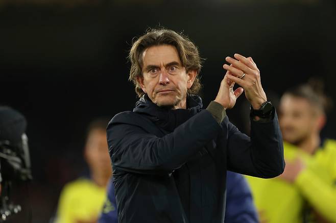 토트넘 토마스 프랑크 감독이 29일(한국시간) 크리스탈 팰리스와 원정경기를 마친 뒤 팬들에게 박수를 치고 있다. 런던｜AP뉴시스