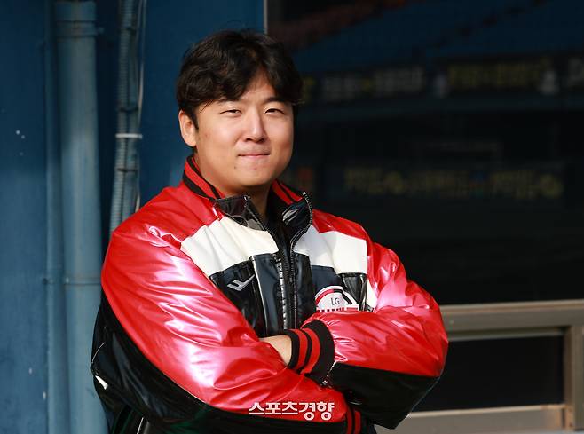 LG 좌완 선발 투수 송승기가 지난 12일 서울 잠실야구장에서 스포츠경향과의 인터뷰에 앞서 포즈를 취하고 있다. 정지윤 선임기자