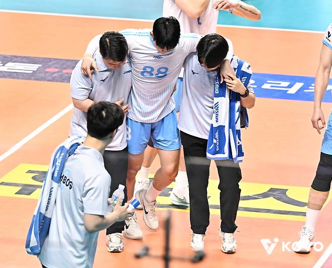 대한항공 임재영이 28일 서울 장충체육관에서 열린 우리카드와의 경기에서 왼쪽 무릎 부상을 당한 뒤 코치진의 부축을 받으며 코트를 나가고 있다. KOVO 제공