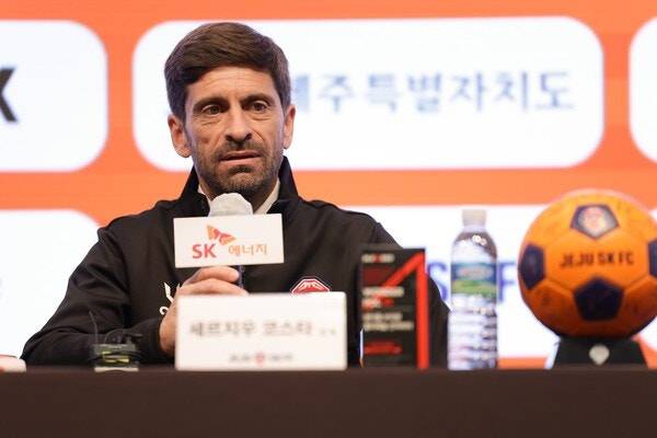 ▲ 29일 서울 강서구 외발산동 메이필드호텔에서 제주SK의 세르지우 코스타 취임 기자회견이 열렸다. 파울루 벤투 전 한국 축구대표팀 감독을 수석코치로 보좌했던 코스타 감독이 제주 지휘봉을 잡고 K리그에 도전장을 던졌다. ⓒ 제주SK