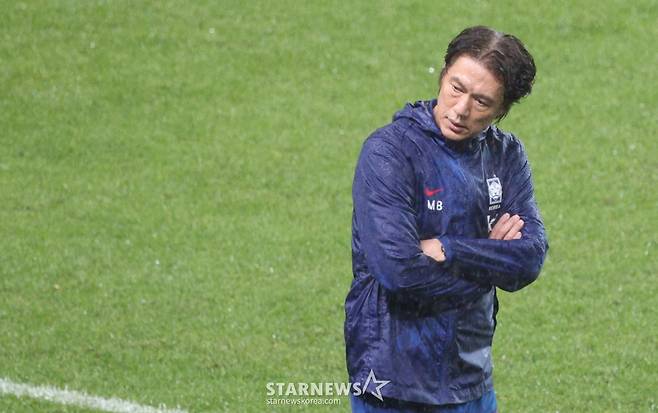 한국 축구 국가대표팀이 지난 10월 서울월드컵경기장에서 브라질 대표팀과 친선경기를 벌였다.  홍명보 감독이 브라질의 연속 득점에 허탈해히고 있다. /사진=김진경 대기자
