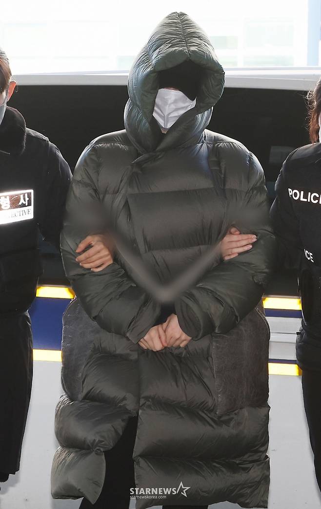 (안양=뉴스1) 김영운 기자 = 마약 혐의로 경찰 수사 대상에 오른 상황에서 해외로 도피했다가 체포된 남양유업 창업주의 외손녀 황하나 씨가 26일 경기 안양시 동안구 수원지방법원 안양지원에서 열린 구속 전 피의자 심문(영장실질심사)에 출석하고 있다. (공동취재) 2025.12.26/뉴스1  Copyright (C) 뉴스1. All rights reserved. 무단 전재 및 재배포,  AI학습 이용 금지. /사진=(안양=뉴스1) 김영운 기자