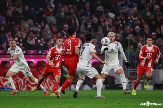 김민재(3번)와 이재성(7번)이 15일 오전 1시 30분(한국시간) 독일 뮌헨의 알리안츠 아레나에서 열린 2025~2026시즌 분데스리가 14라운드 경기 중 경합하고 있다. /AFPBBNews=뉴스1