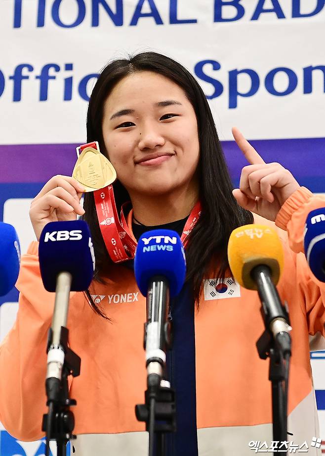 중국 매체 시나스포츠는 26일(한국시간) 세계배드민턴연맹(BWF)가 추진 중인 15점제 3세트 도입에 대해 찬성했다. 매체는 안세영(삼성생명·세계 1위)과 이소희(인천국제공항)-백하나(MG새마을금고) 조가 각각 우승을 차지했던 2025 BWF 월드투어 파이널 여자 단식과 여자 복식 결승전에서 일부 관중들이 졸고 있었다며 경기 시간을 단축해야 한다고 주장했다. 엑스포츠뉴스DB