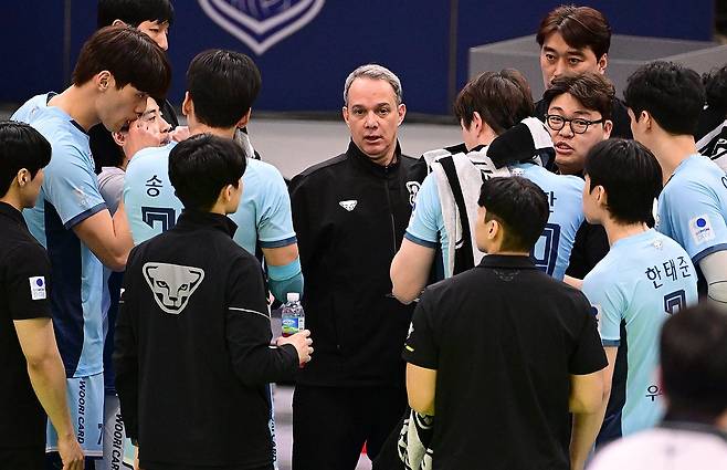 심각한 표정으로 이야기하는 우리카드 파에스 감독 (수원=연합뉴스) 봄 배구 경쟁에서 실낱같은 희망만을 남겨뒀던 남자 프로배구 우리카드가 산술적인 가능성마저 사라져 포스트시즌 탈락이 확정됐다.
    우리카드는 5일 수원체육관에서 열린 도드람 2024-2025 V리그 남자부 방문 경기에서 한국전력에 세트 점수 2-3(23-25 22-25 25-23 25-23 13-15)으로 졌다. 2025.3.5 [한국배구연맹 제공. 재판매 및 DB 금지] photo@yna.co.kr