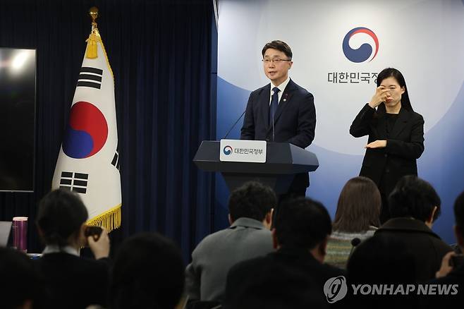 KT·LGU+ 침해사고 조사 결과 브리핑 (서울=연합뉴스) 서대연 기자 = 류제명 과학기술정보통신부 제2차관이 29일 서울 종로구 정부서울청사에서 KT·LGU+ 침해사고 조사 결과를 브리핑하고 있다. 2025.12.29 dwise@yna.co.kr