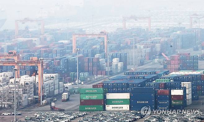 한국 수출, 사상 최초로 7천억달러 돌파…세계 6번째 (평택=연합뉴스) 홍기원 기자 = 올해 한국 수출이 사상 최초로 7천억달러를 돌파했다.
    1948년 정부 수립 이후 77년 만에 달성한 역사적 쾌거다. 7천억달러 수출은 미국, 독일, 중국, 일본, 네덜란드에 이어 세계 6번째다.
    29일 산업통상부·관세청에 따르면 이날 오후 1시3분 기준, 올해 연간 누적 수출액 7천억달러를 달성한 것으로 잠정 집계됐다.
    사진은 이날 경기도 평택항에 컨테이너가 쌓여 있는 모습. 2025.12.29 xanadu@yna.co.kr