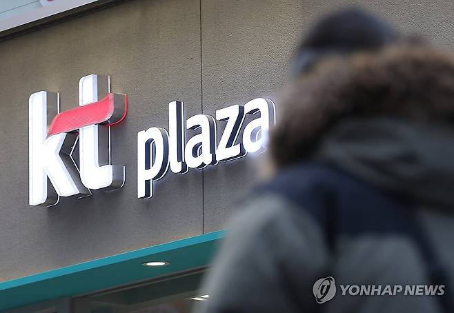 과기부, kt 서버 해킹 조사 결과 발표 (서울=연합뉴스) 김성민 기자 = 정부가 해킹 방지를 소홀히 해 이용자에게 안전한 통신 서비스를 제공할 의무를 다하지 못한 책임을 물어 KT에 전 이용자를 대상으로 위약금 면제 조치를 할 것을 29일 요구했다. 과학기술정보통신부는 이날 정부서울청사에서 서버 94대가 악성코드 103종에 감염돼 있었고 통화 정보가 유출될 위험이 있었던 KT가 이용자에 대한 위약금 면제 실시 대상에 해당한다는 내용을 골자로 한 KT 침해 사고 최종 조사 결과를 발표했다. 사진은 이날 서울 시내 한 KT 매장의 모습. 2025.12.29 ksm7976@yna.co.kr